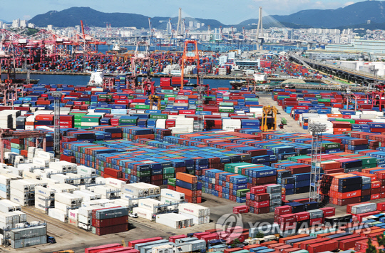 2분기 성장률이 전 분기보다 0.2% 줄어들었다. 컨테이너 하역작업이 진행 중인 부산항 신선대부두. 연합뉴스